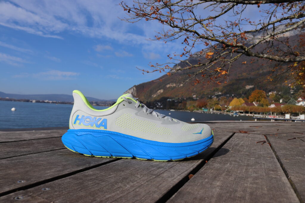 Picture of the Hoka Arahi 7 from the side in annecy