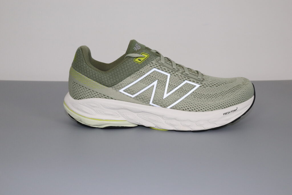 Picture of the New Balance 860v14 from the side