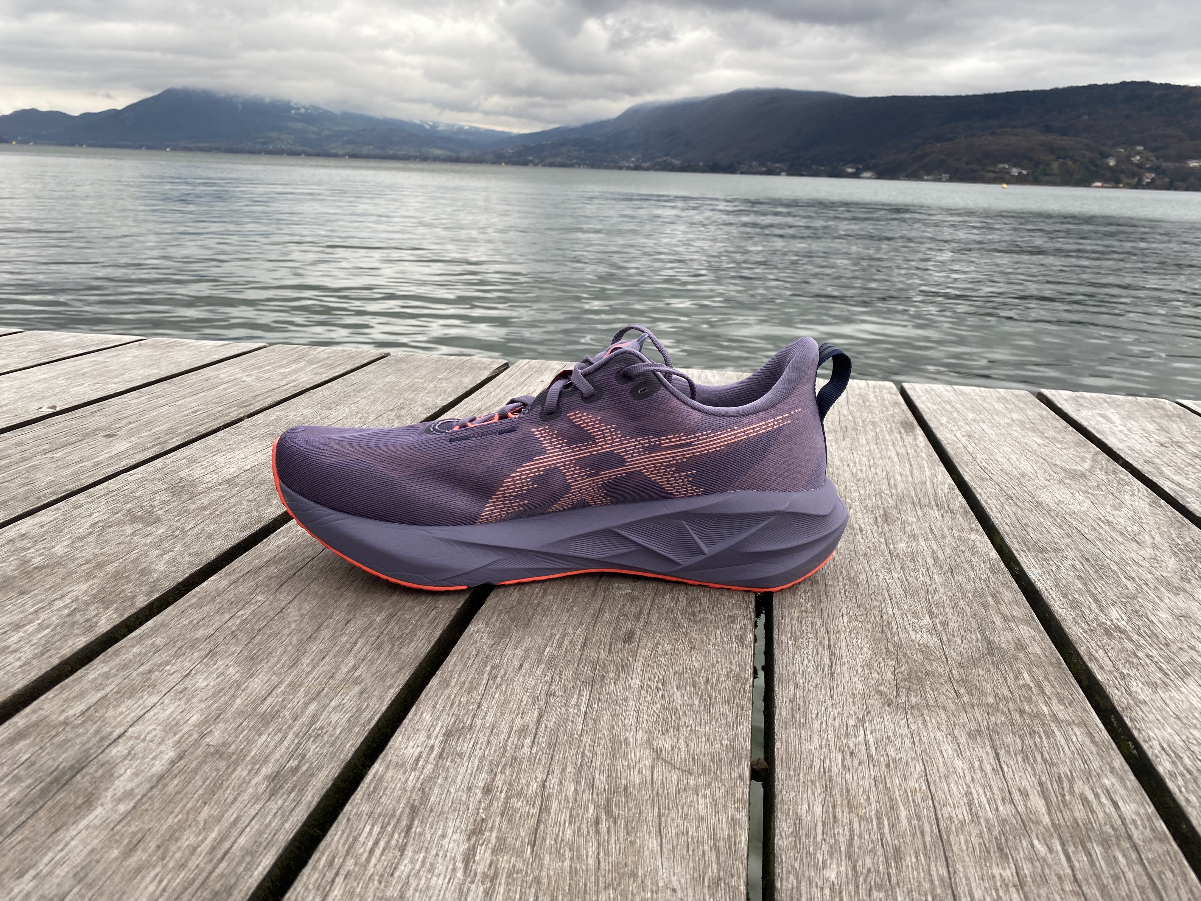 Picture of the Asics Novablast 5 from the medial side at annecy lake