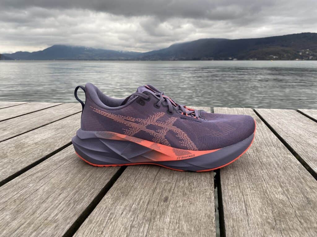 Picture of the Asics Novablast 5 from the medial side at annecy lake