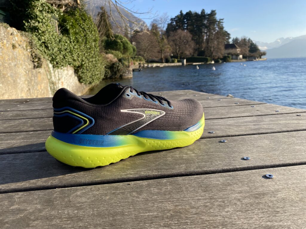 Picture of the Brooks Glycerin 21 from the Side at Annecy Lake