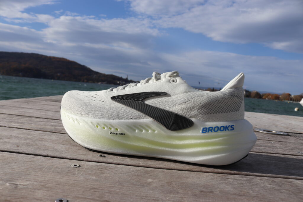 Picture of the Brooks Glycerin Max from the side at annecy lake