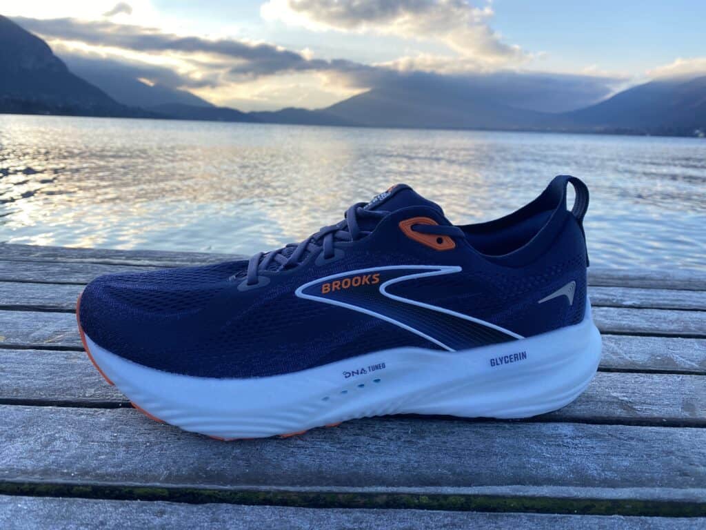 Picture of the Brooks Glycerin 22 from the side in blue at annecy lake