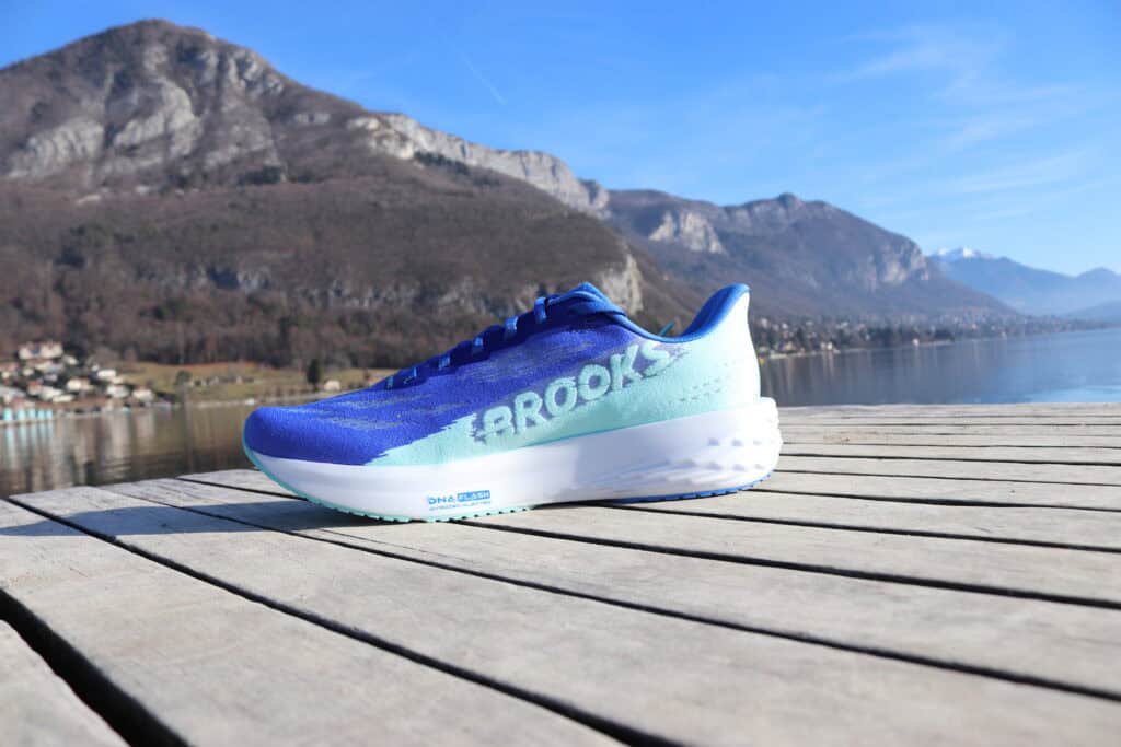 Picture of the Brooks Launch 11  from the side in blue at annecy lake