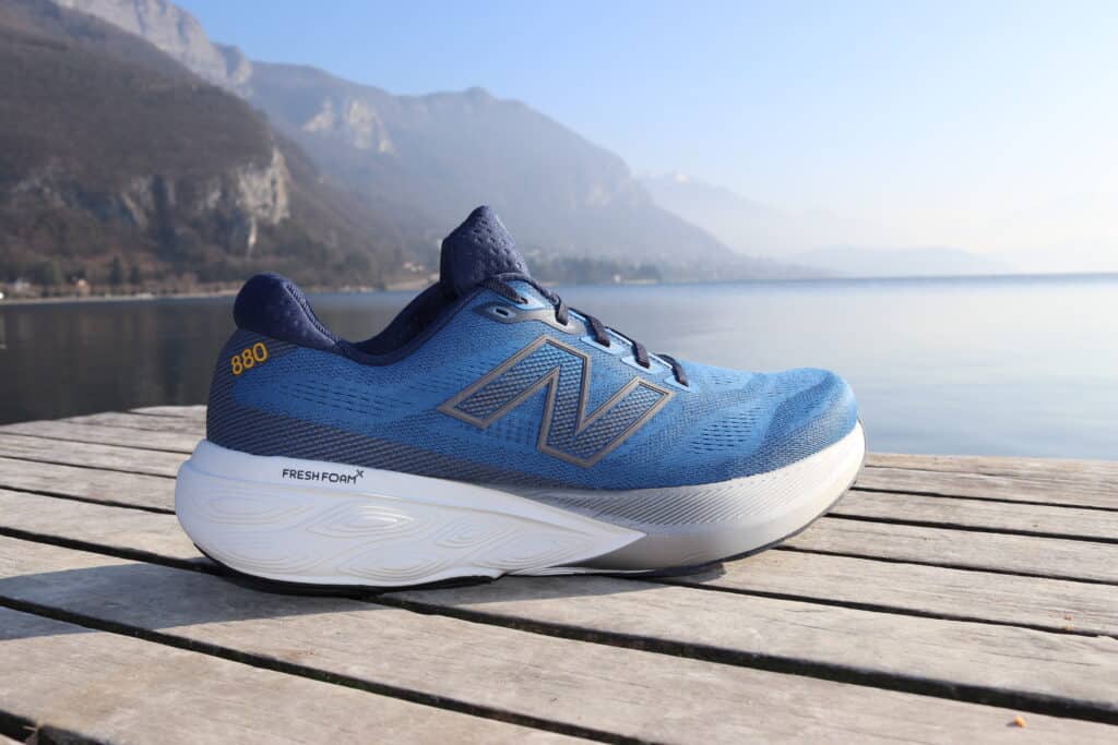 Picture of the New Balance 880 V15 in blue from the side at annecy lake