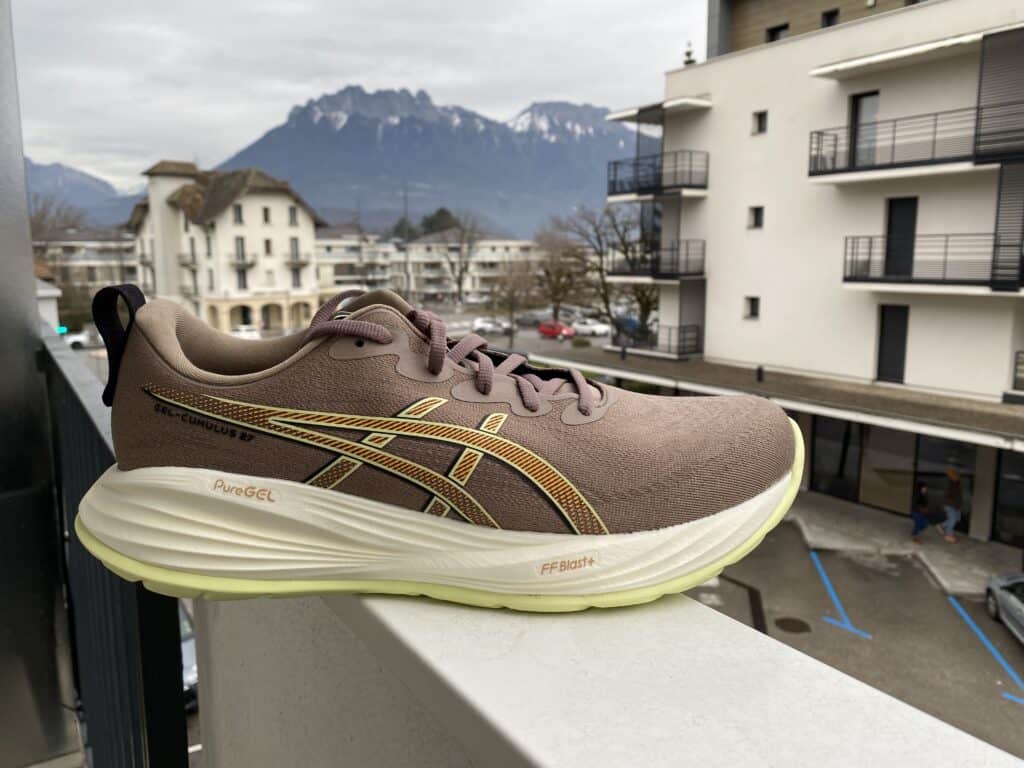 picture of the asics gel cumulus 27 in Taupe Grey/Black from the side