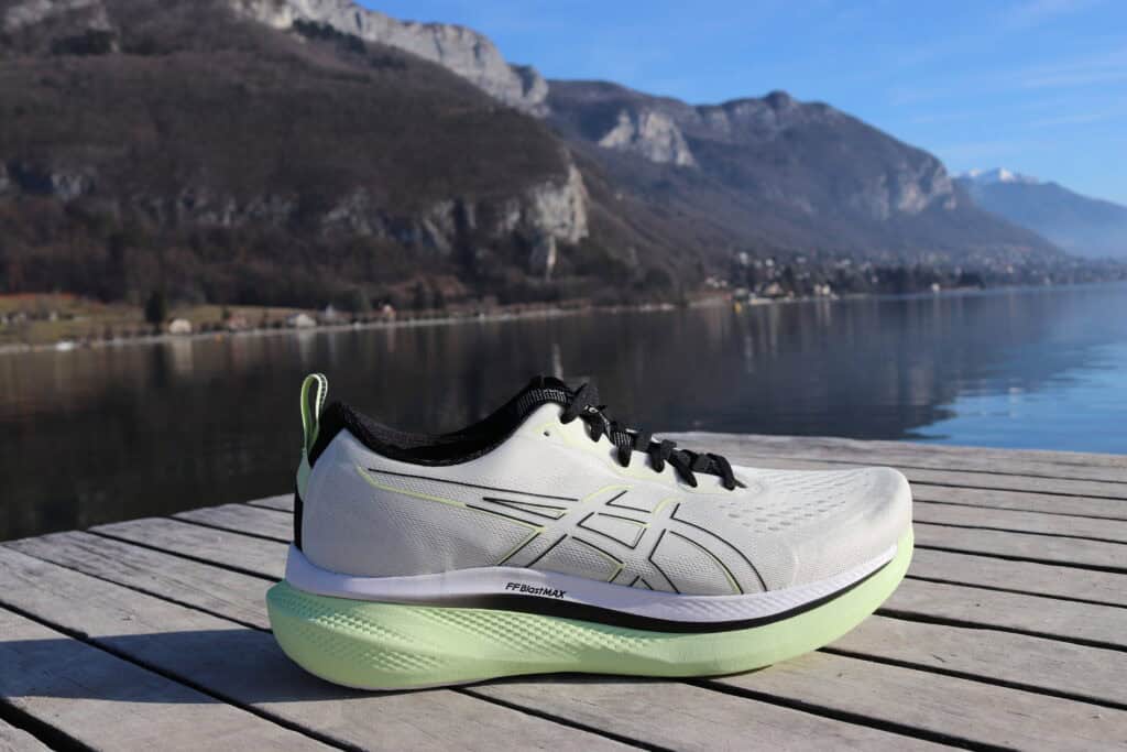 Picture of the Asics Glideride Max from the side at annecy lake