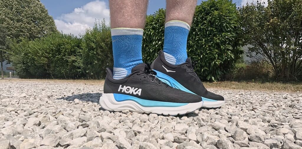 Picture of the Hoka Arahi 8 in black blue and white from the side