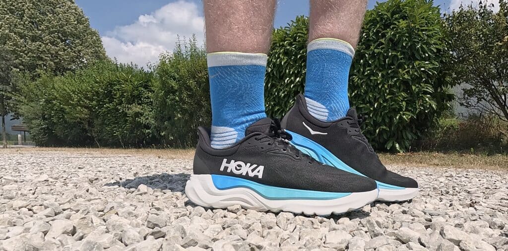 Picture of the Hoka Arahi 8 in black blue and white from the side