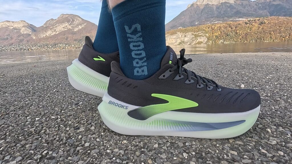 Photo of the Brooks Glycerin max 2 from the side in black white and green