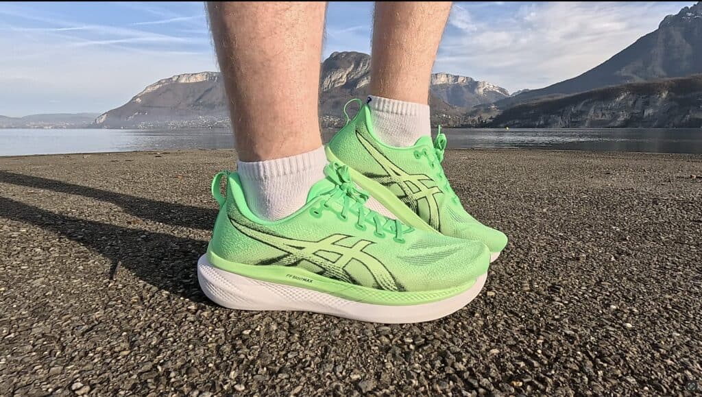 Photo of the Asics Glideride Max 2 in green from the side