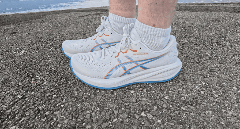 Photo of the Asics Gel Cumulus 28 from the side