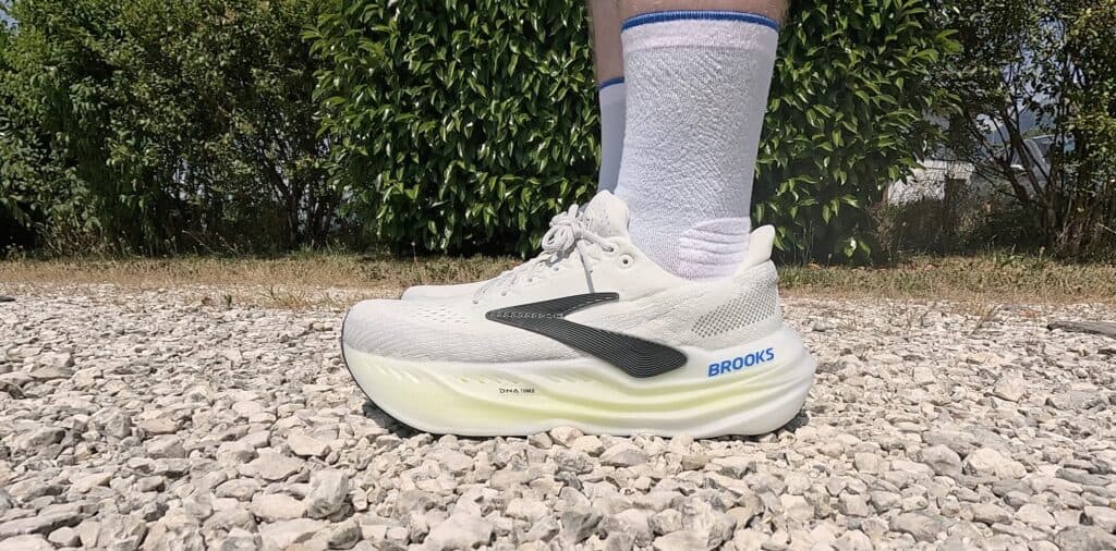 Photo of the brooks glycerin max from the side in white