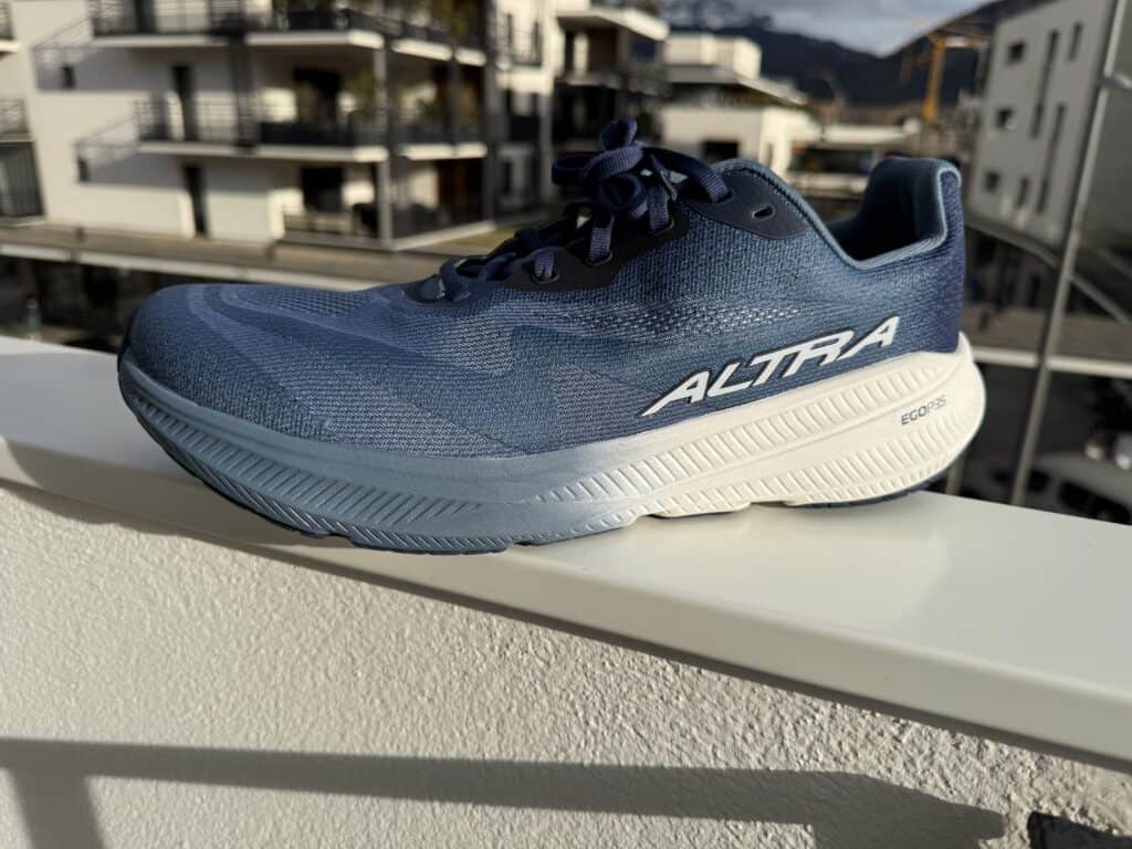 Photo of the Altra Experience flow 3 from the lateral side