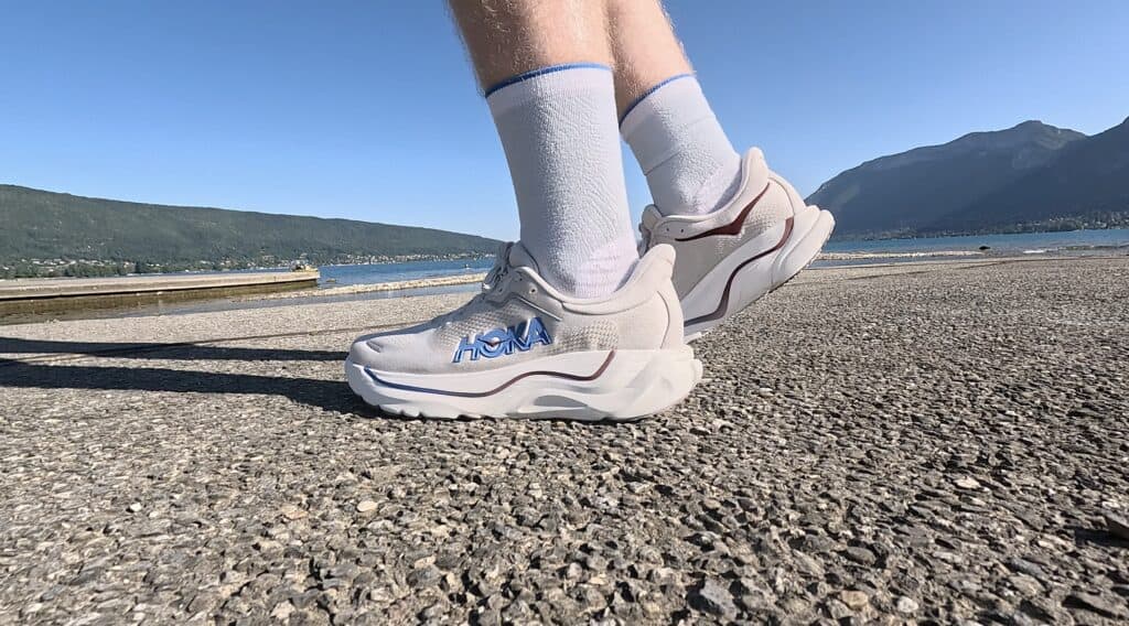 Photo from the side of the hoka arahi 9